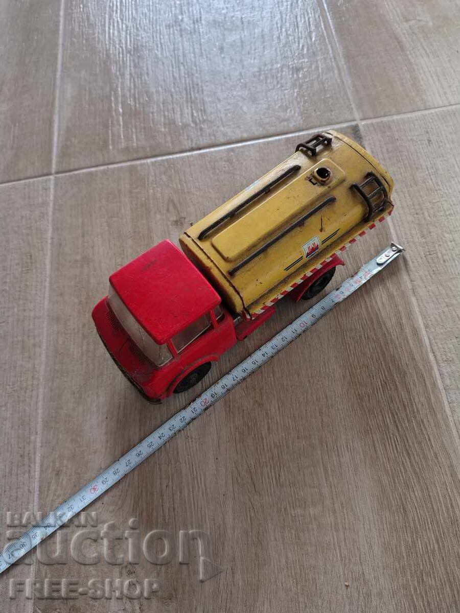 Παράδοση Ένα παλιό τσίγκινο παιχνίδι