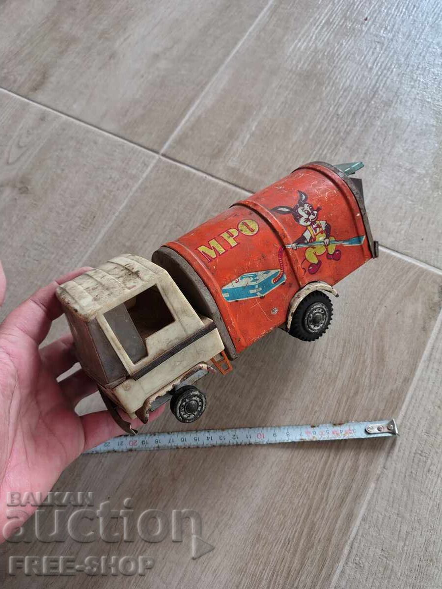 O jucărie veche de tablă cu preț € 20.00 | 39.12 BGN