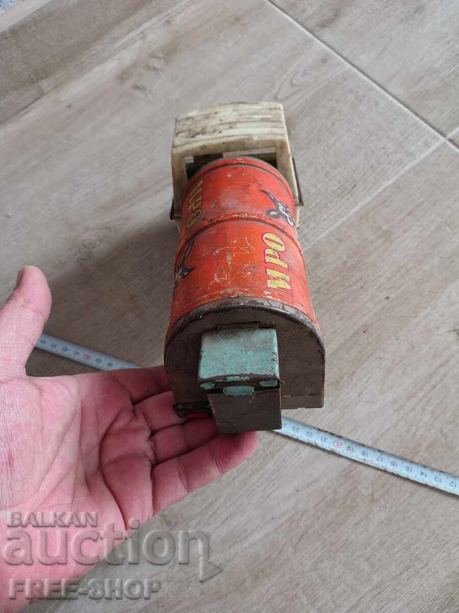 Livrarea O jucărie veche de tablă