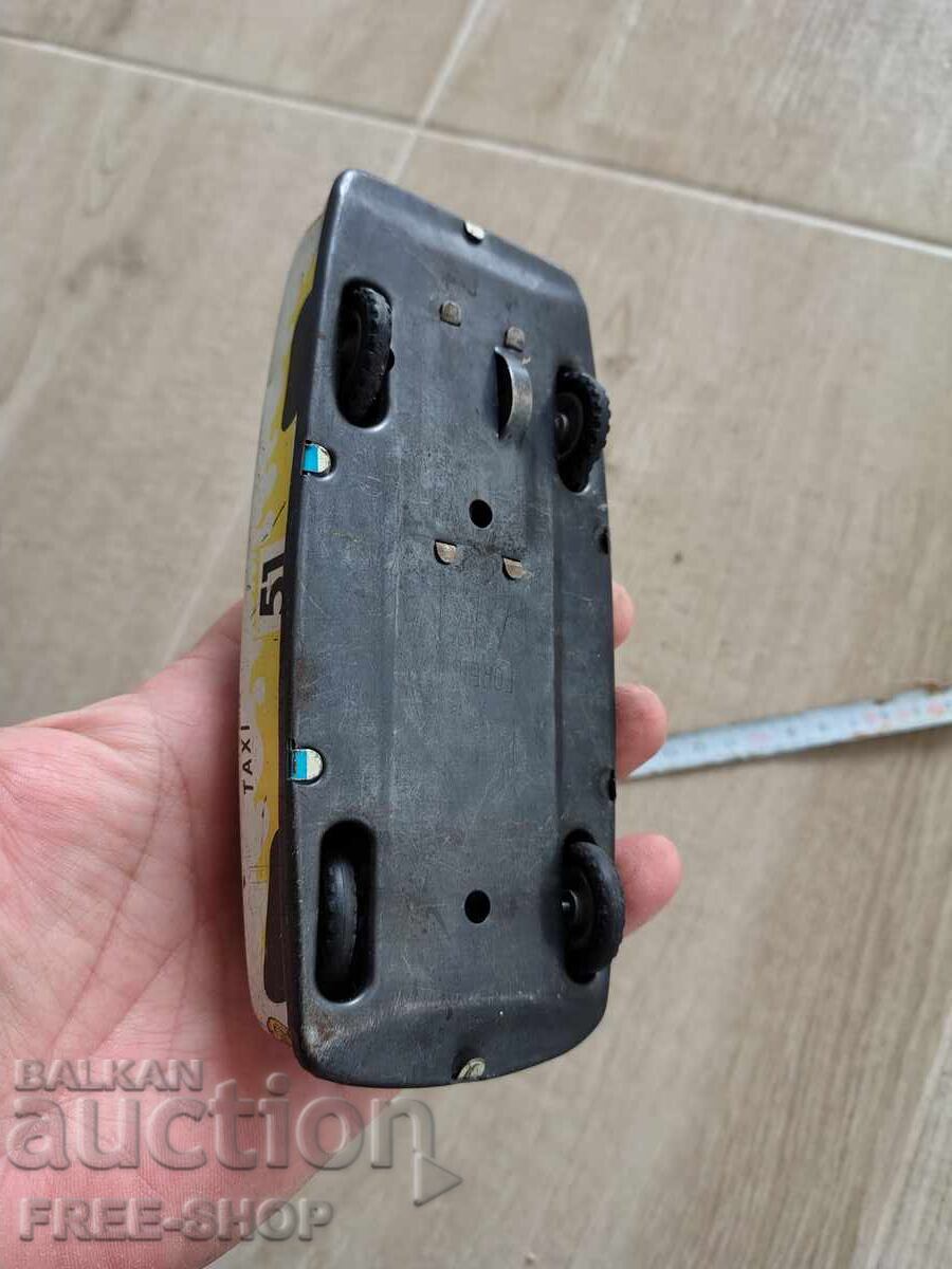 Licitație O jucărie veche de tablă