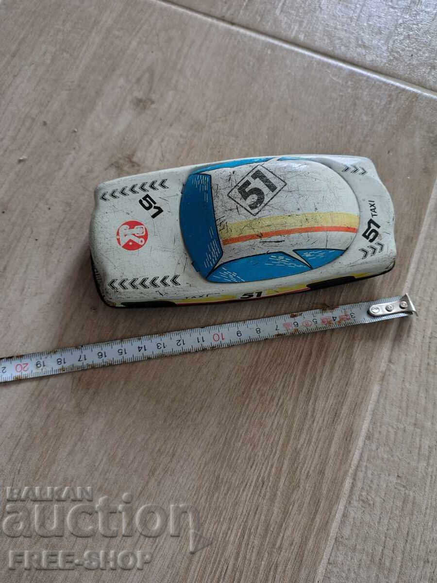 O jucărie veche de tablă