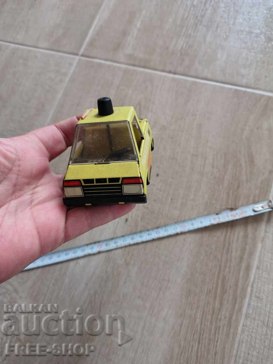 Livrarea O jucărie veche de tablă