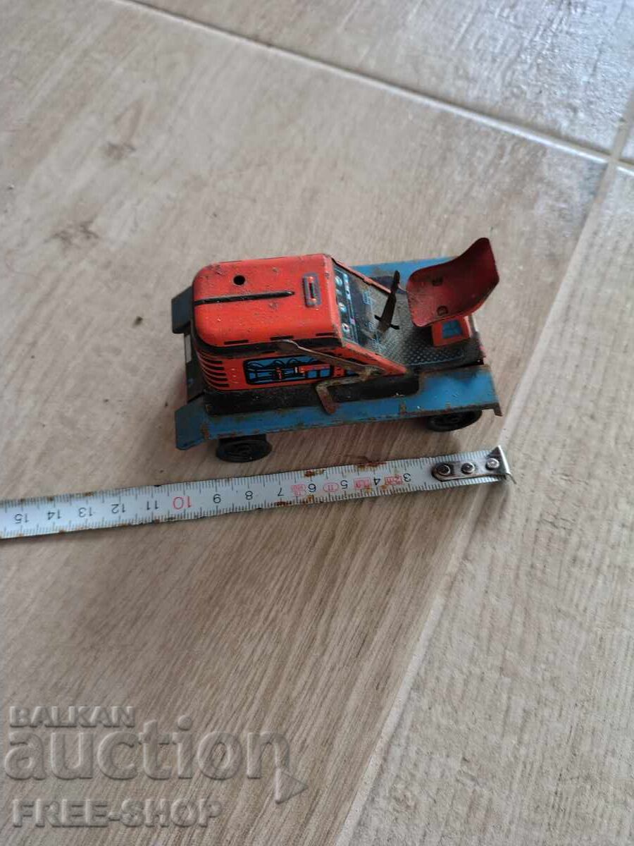 O jucărie veche de tablă