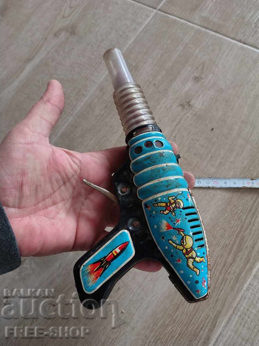 Ένα παλιό τσίγκινο παιχνίδι με τιμή € 15.00 | 29.34 BGN