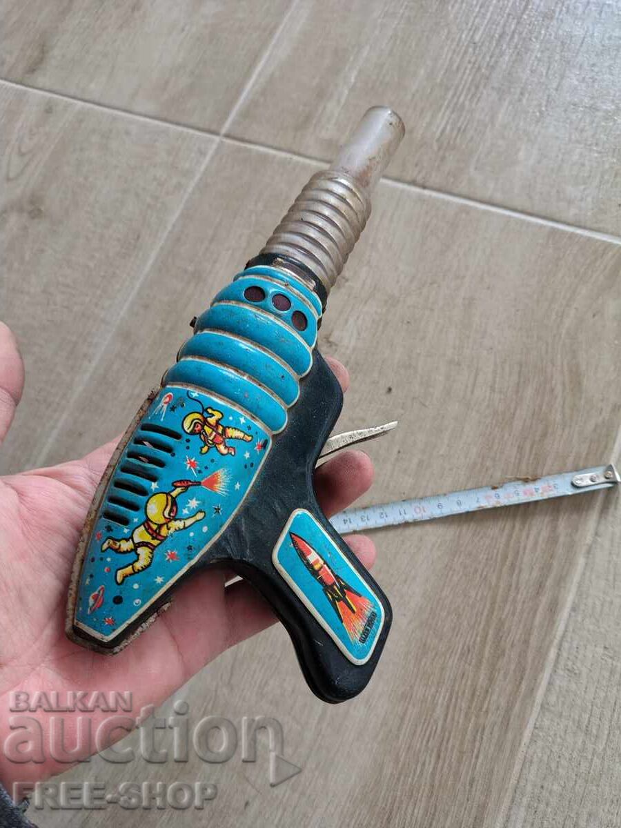 Licitație O jucărie veche de tablă