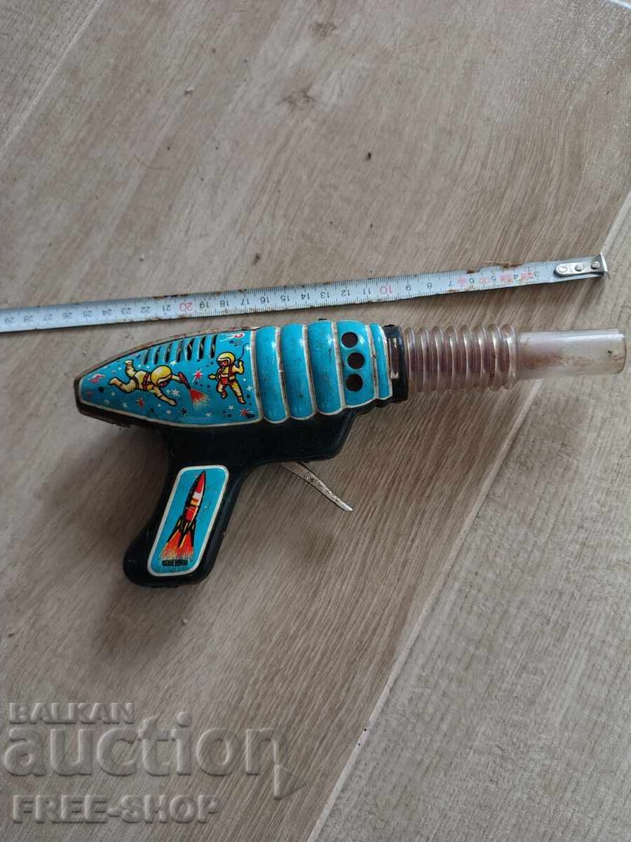 Ένα παλιό τσίγκινο παιχνίδι