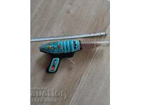 O jucărie veche de tablă