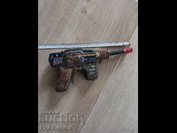 Ένα παλιό τσίγκινο παιχνίδι