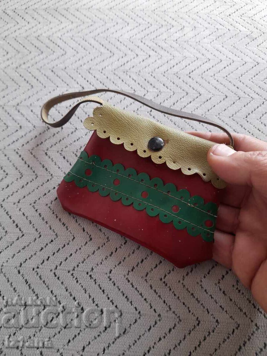 Старо детско портмоне с цена € 4.00 | 7.82 лв.