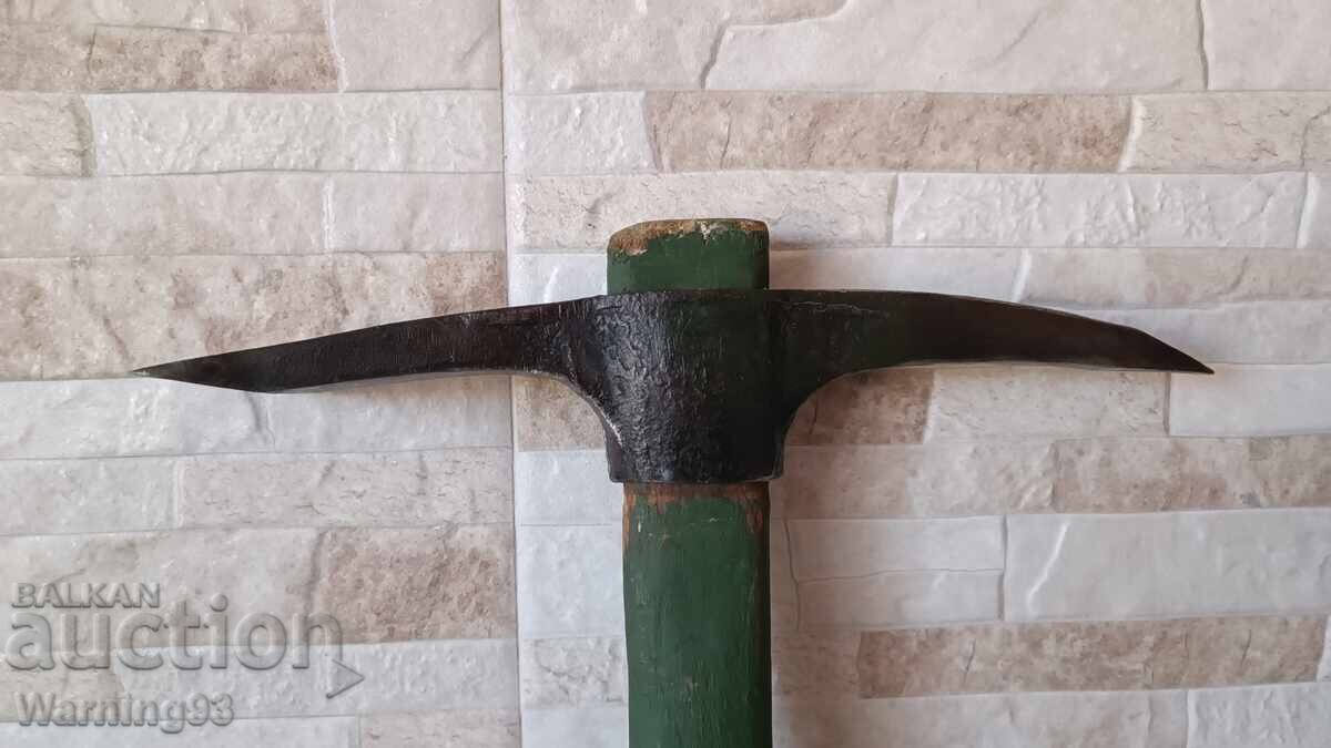 Licitație Mică târnăcop militar din epoca socialistă Licitație Mică târnăcop militar din epoca socialistă