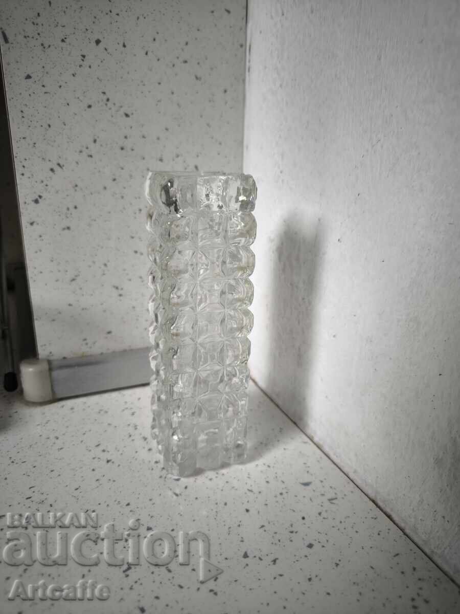 Ένα μικρό κρυστάλλινο βάζο με τιμή € 1.00 | 1.96 BGN Ένα μικρό κρυστάλλινο βάζο με τιμή € 1.00 | 1.96 BGN