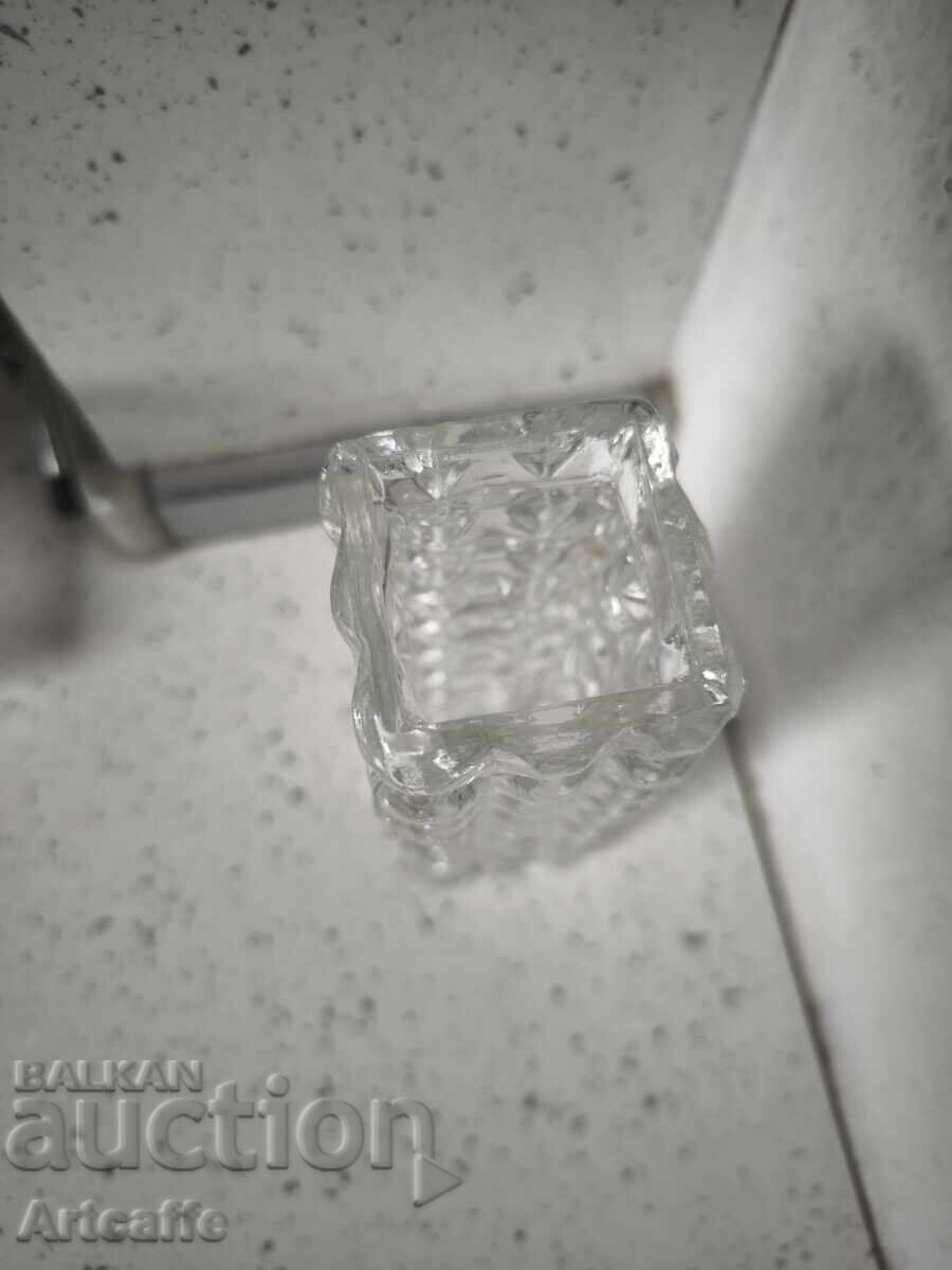 Δημοπρασία Ένα μικρό κρυστάλλινο βάζο Δημοπρασία Ένα μικρό κρυστάλλινο βάζο