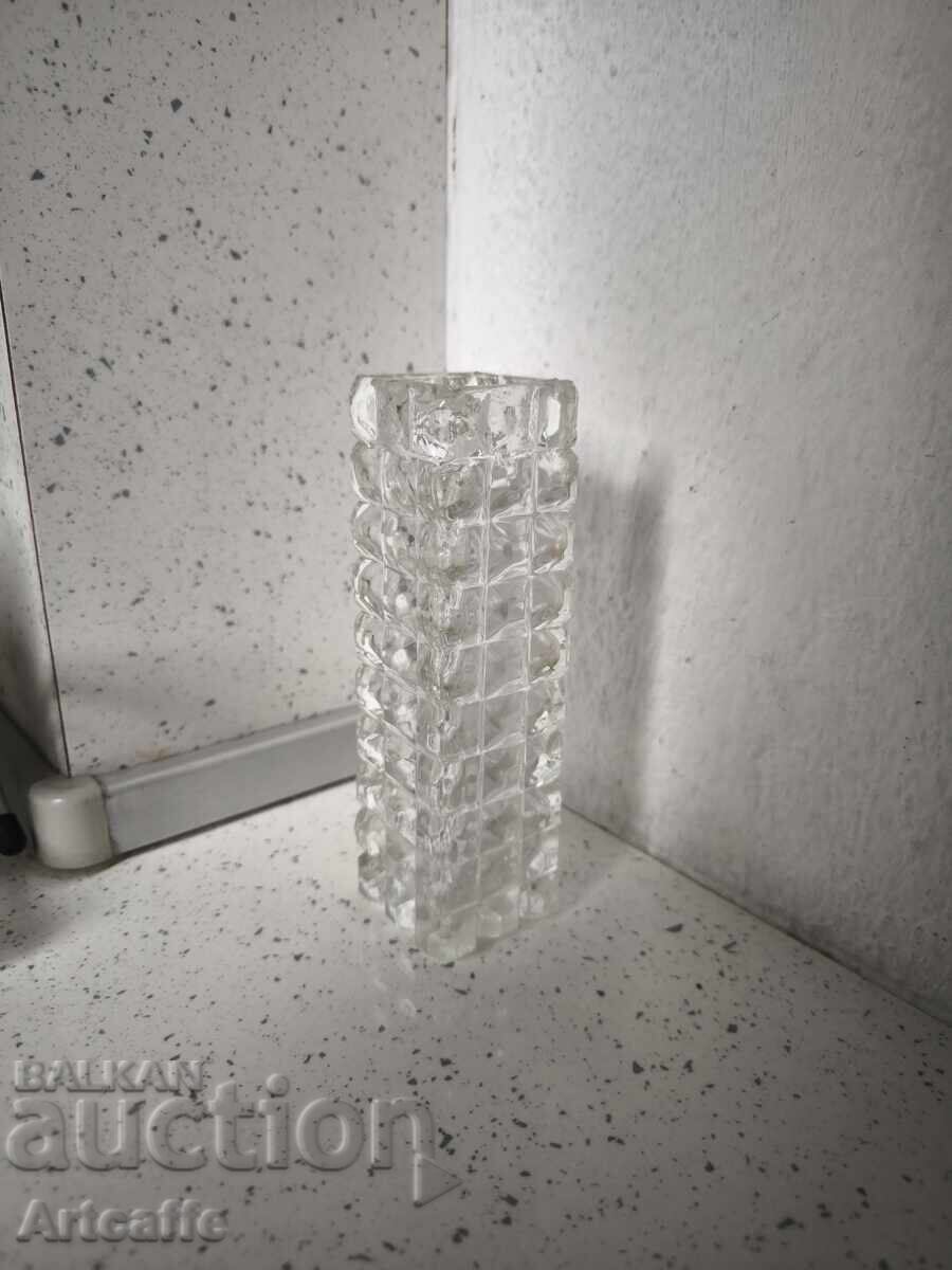 Ένα μικρό κρυστάλλινο βάζο Ένα μικρό κρυστάλλινο βάζο