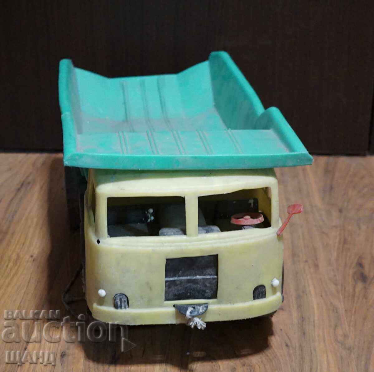 Παλιό σοσιαλιστικό πλαστικό παιχνίδι φορτηγό ανατρεπόμενο ΚΔΝ Γκάμπροβο με τιμή € 49.80 | 97.40 BGN