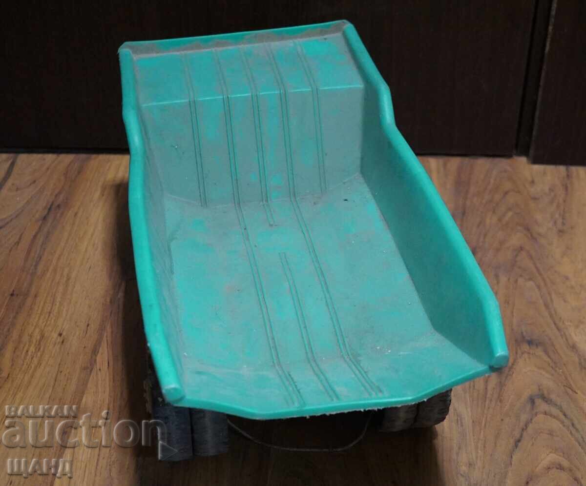 Παράδοση Παλιό σοσιαλιστικό πλαστικό παιχνίδι φορτηγό ανατρεπόμενο ΚΔΝ Γκάμπροβο