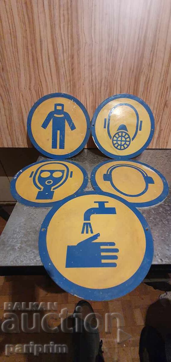 Лот от 5 бр. СОЦ. табели, пластмасови. БЗЦ Лот от 5 бр. СОЦ. табели, пластмасови. БЗЦ