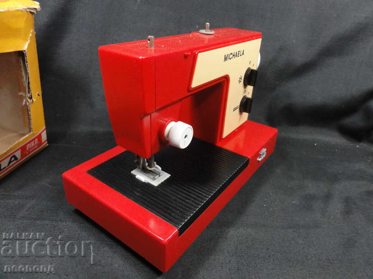 Licitație MAȘINĂ DE CUSUT VECHE RETRO SOȚ DDR RDG PIKO MICHAELA