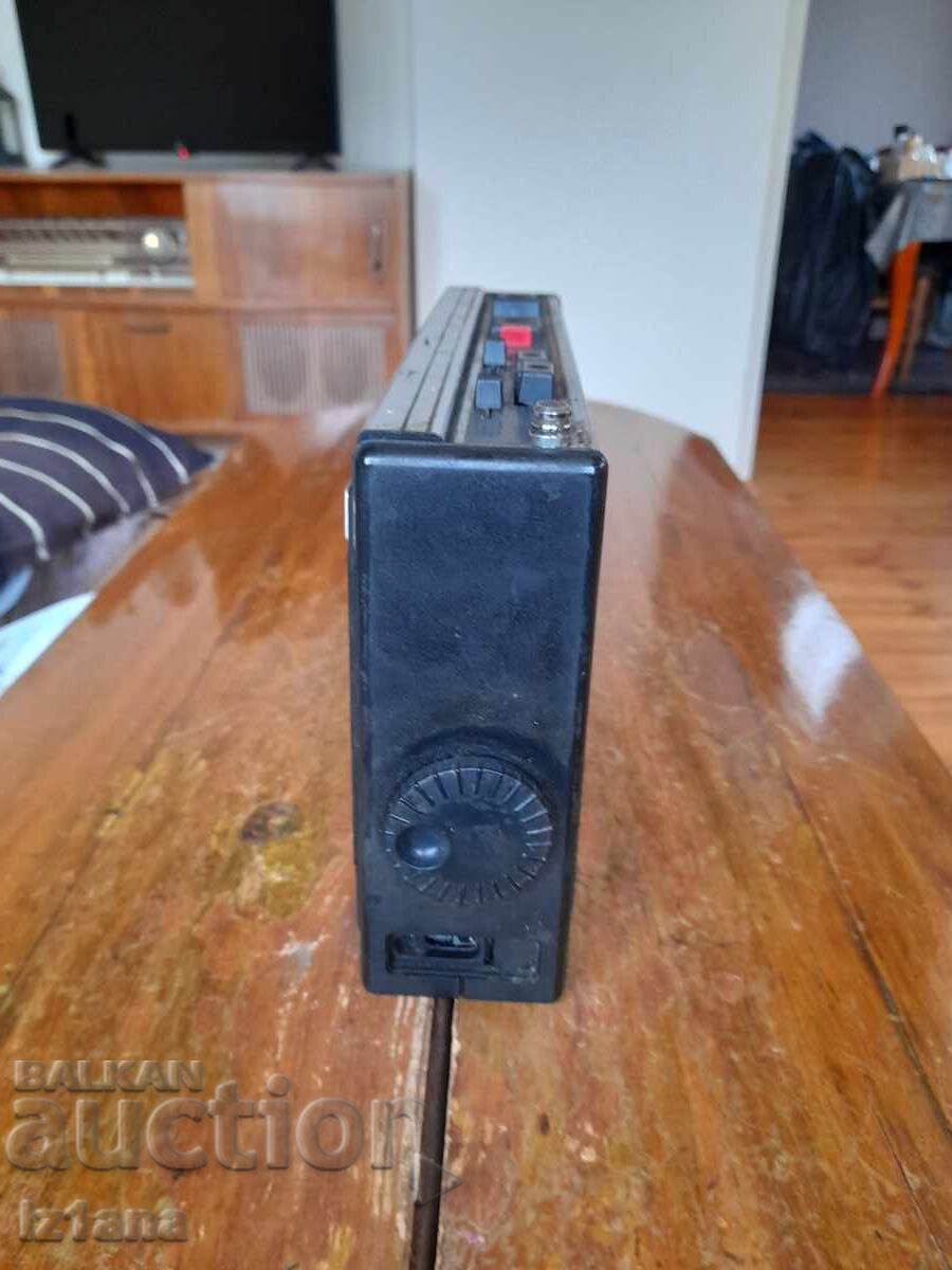 Παράδοση Παλιό ραδιοκασετόφωνο Grundig MK2500 Παράδοση Παλιό ραδιοκασετόφωνο Grundig MK2500