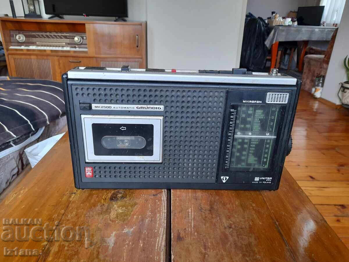 Παλιό ραδιοκασετόφωνο Grundig MK2500 Παλιό ραδιοκασετόφωνο Grundig MK2500
