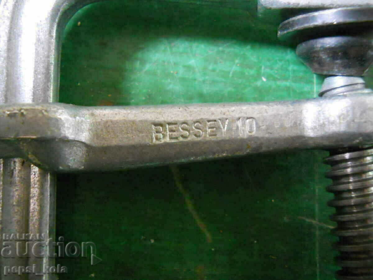 Σφιγκτήρας για μέταλλο και ξύλο "Bessey 10" με τιμή € 13.00 | 25.43 BGN Σφιγκτήρας για μέταλλο και ξύλο "Bessey 10" με τιμή € 13.00 | 25.43 BGN