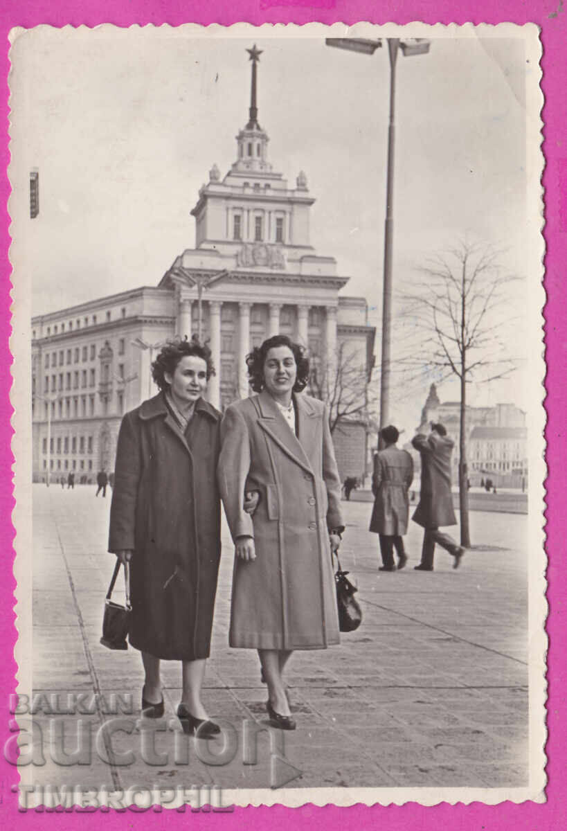 Licitație C317530 / Fotografie Sofia Casa Partidului Piața Două femei