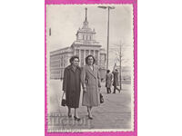 C317530 / Fotografie Sofia Casa Partidului Piața Două femei