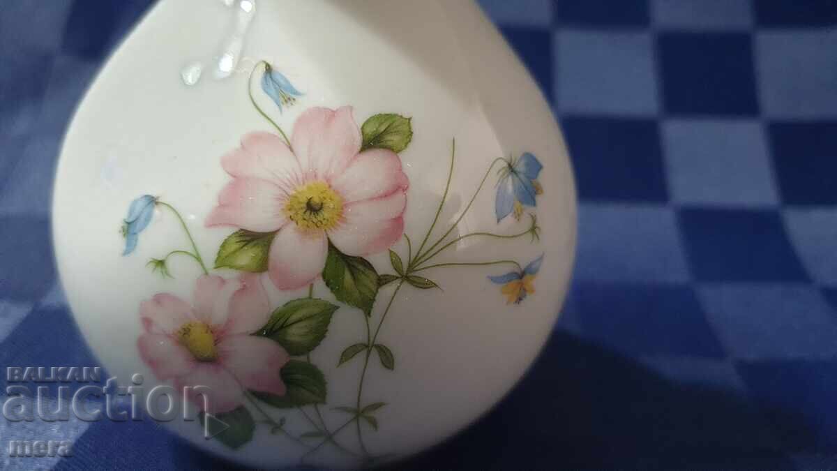 Порцеланова вазичка с цена € 15.00 | 29.34 лв.