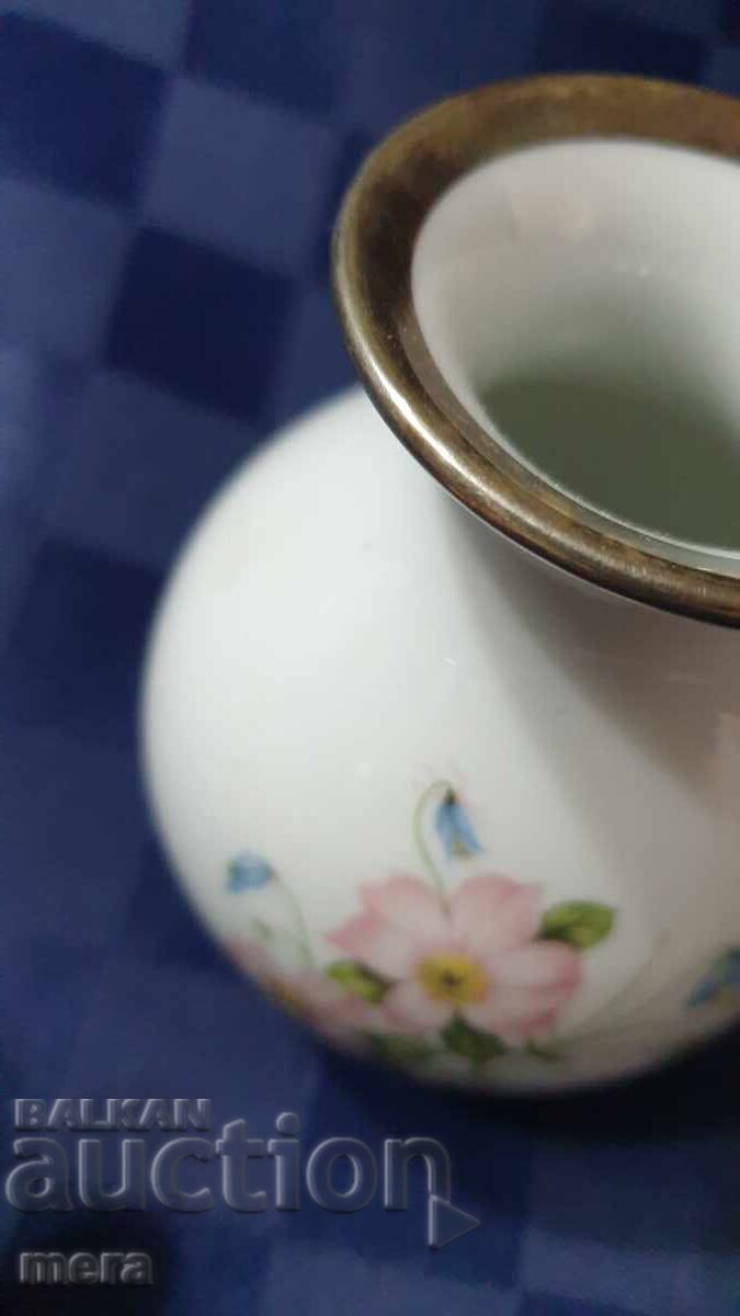 Аукцион Порцеланова вазичка