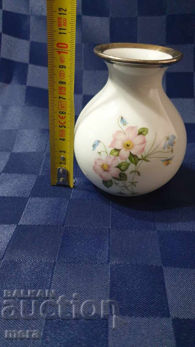 Доставка на Порцеланова вазичка