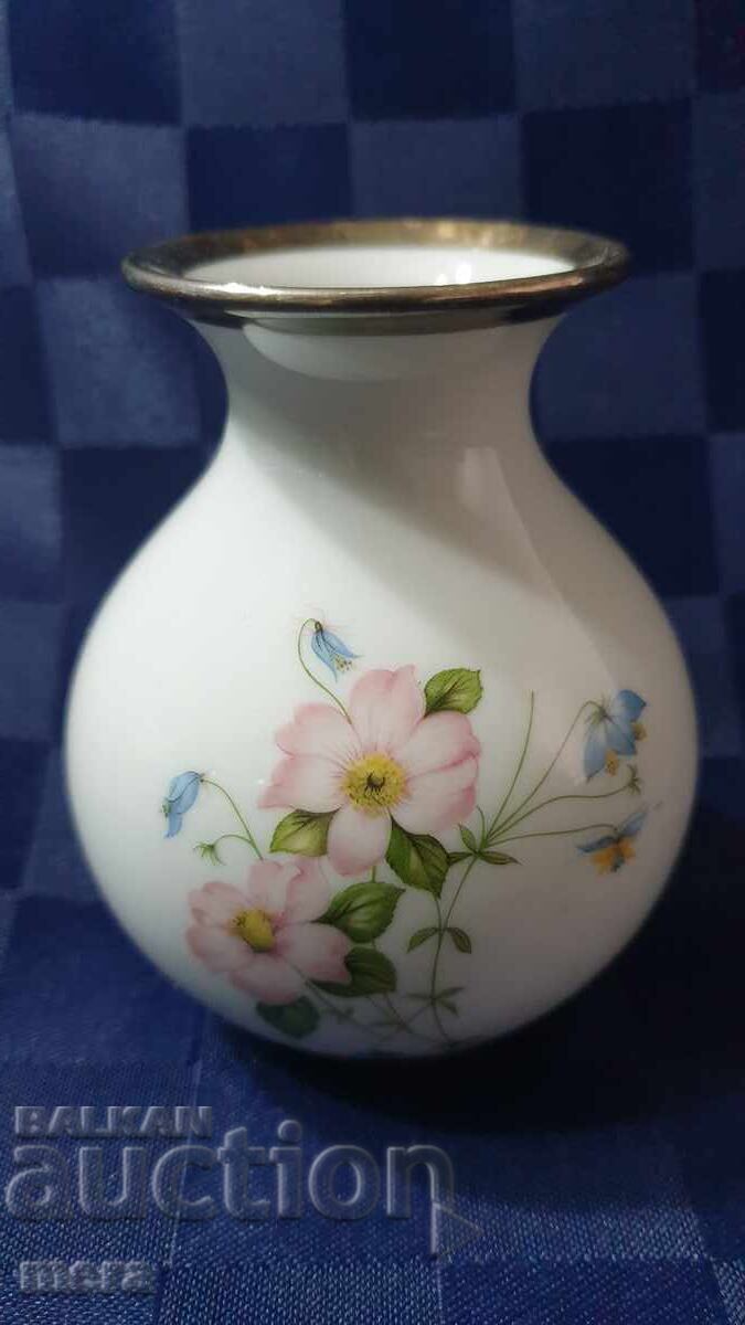 Порцеланова вазичка