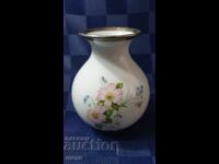 Порцеланова вазичка