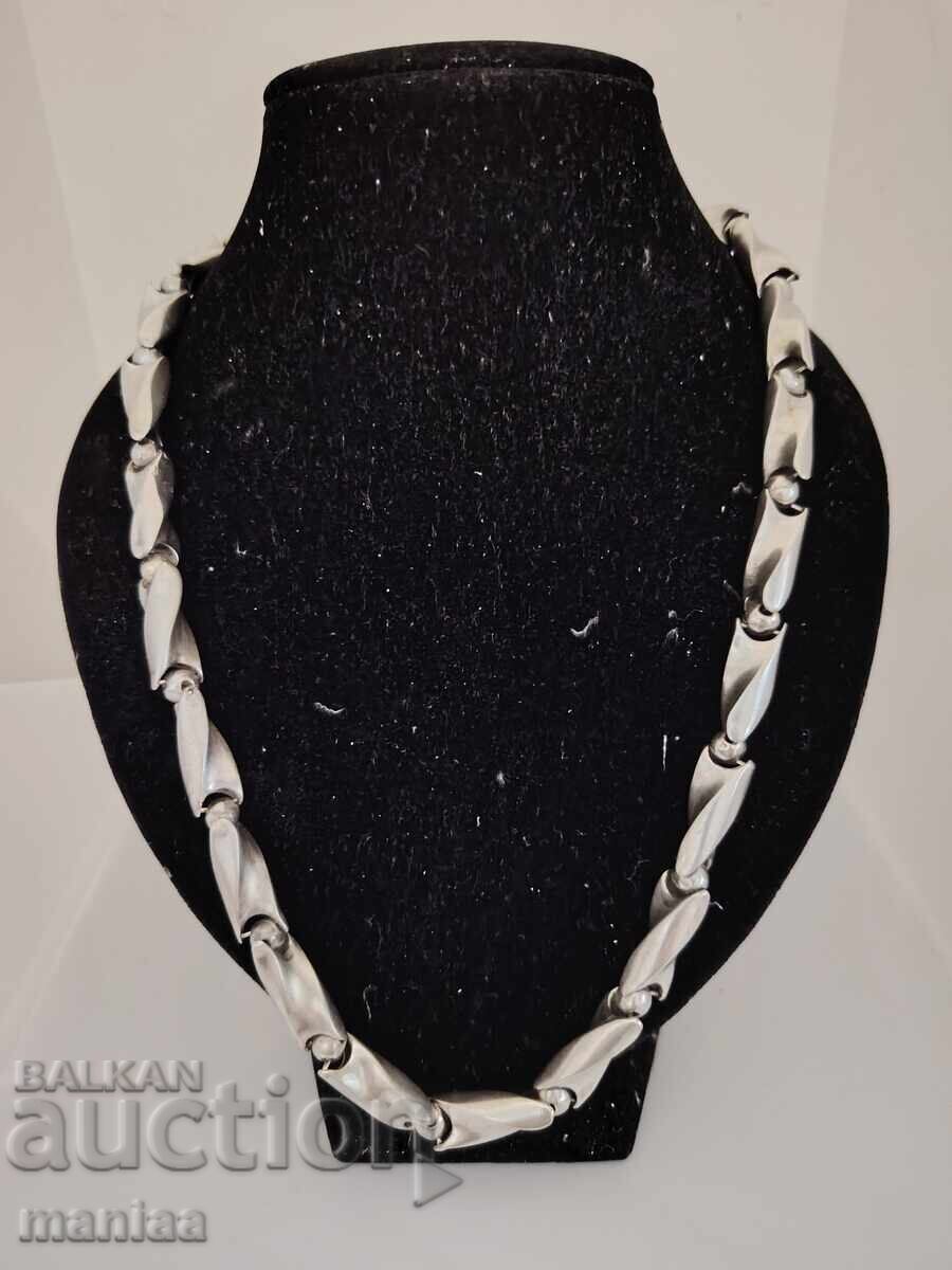 Όμορφη ασημένια αλυσίδα με σήμανση