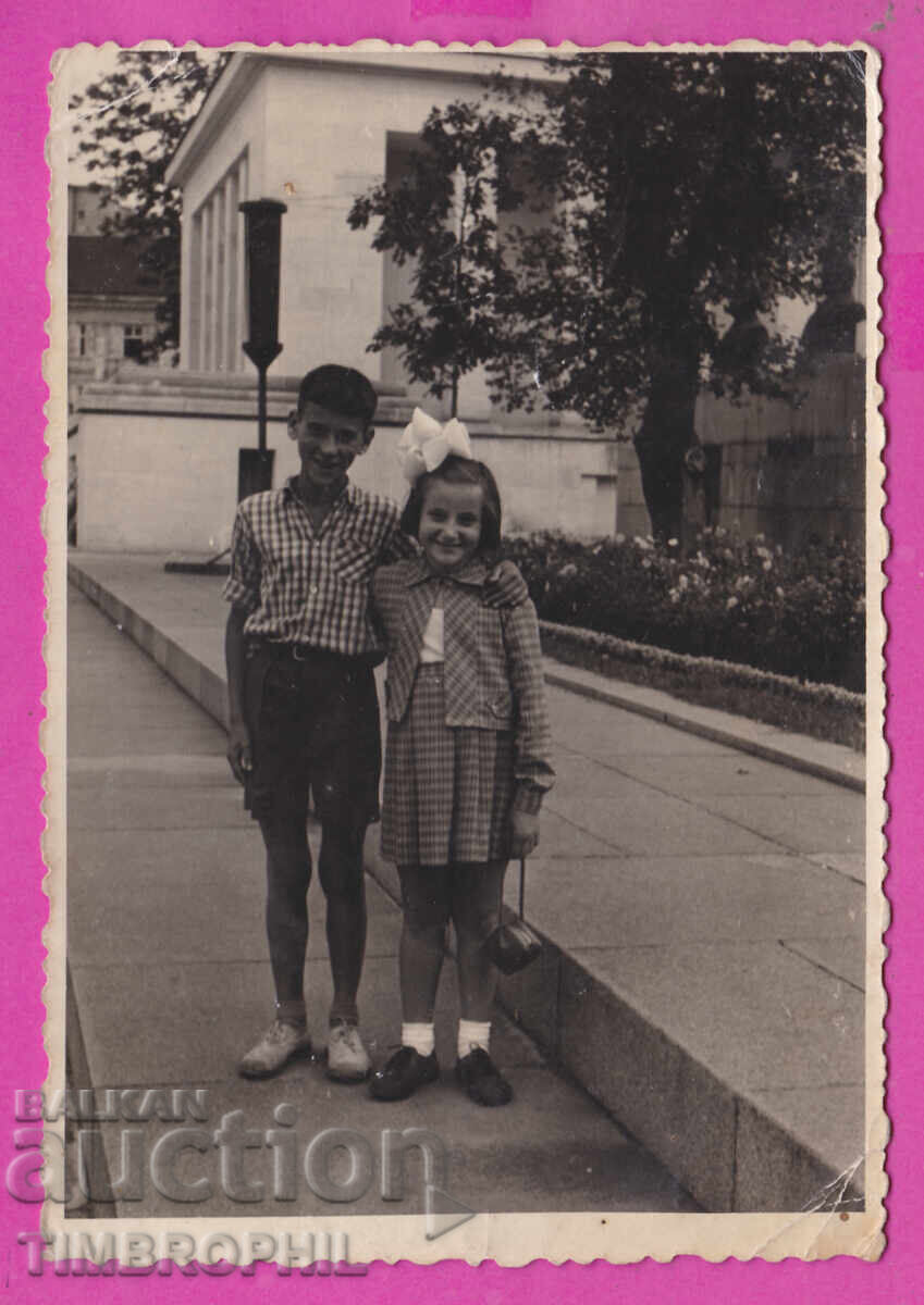 Аукцион С317557 / Снимка София 1957 до мавзолеят на Георги Димитров Аукцион С317557 / Снимка София 1957 до мавзолеят на Георги Димитров