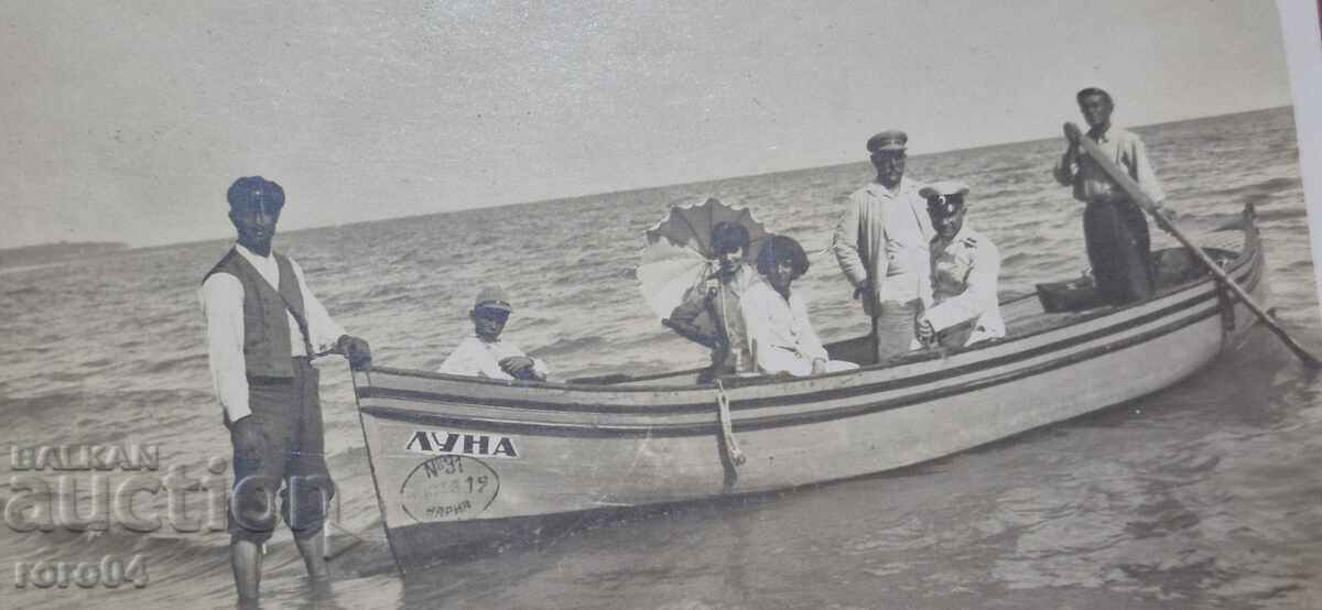 LUNA - Nr. 31 - VARNA - FOTOGRAFIE - WW II cu preț € 9.99 | 19.54 BGN
