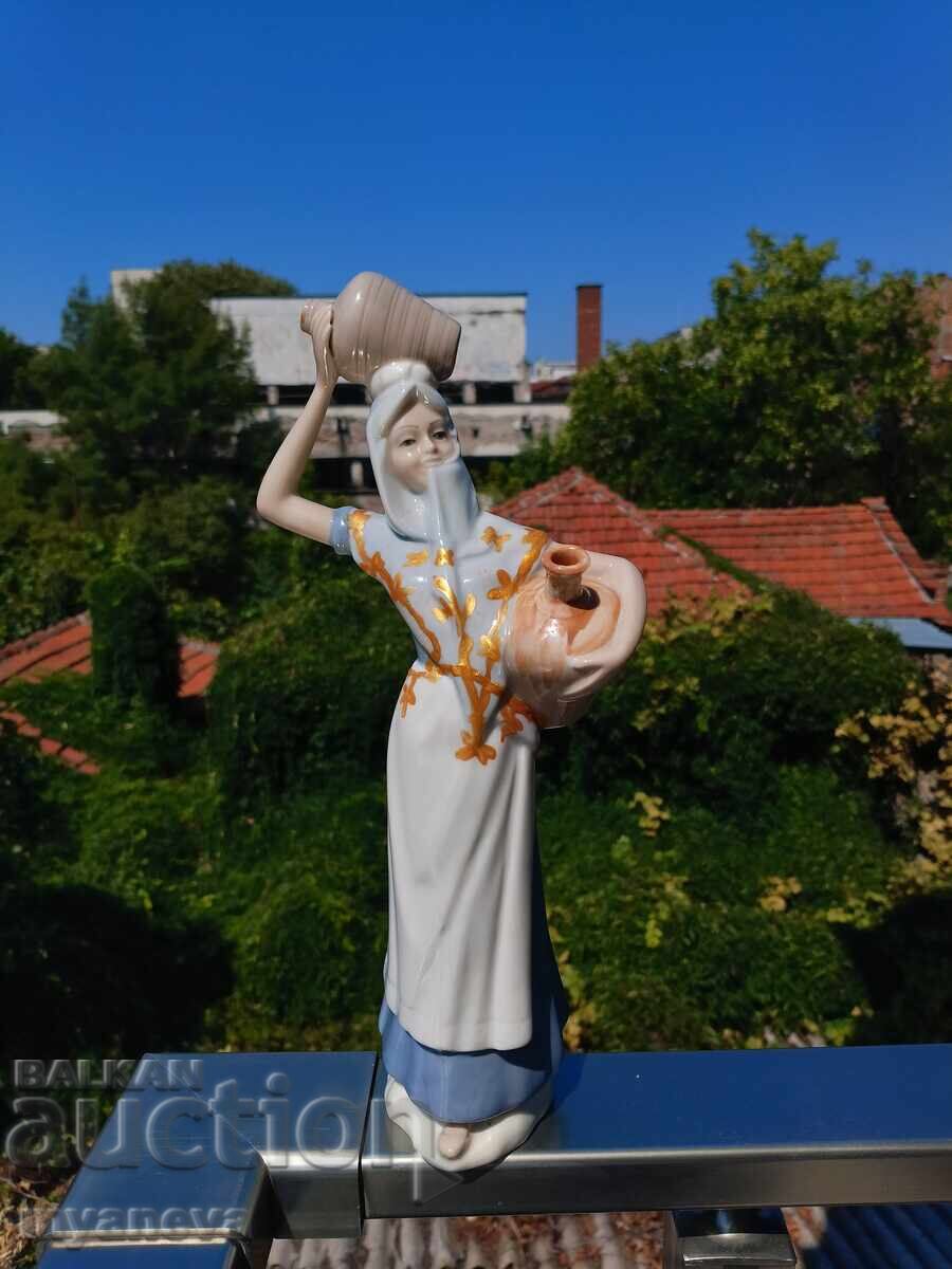 Порцеланова,колекционерска фигура на жена с цена € 0.01 | 0.02 лв.