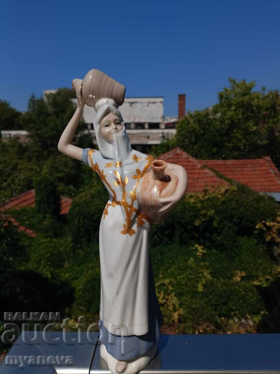 Аукцион Порцеланова,колекционерска фигура на жена