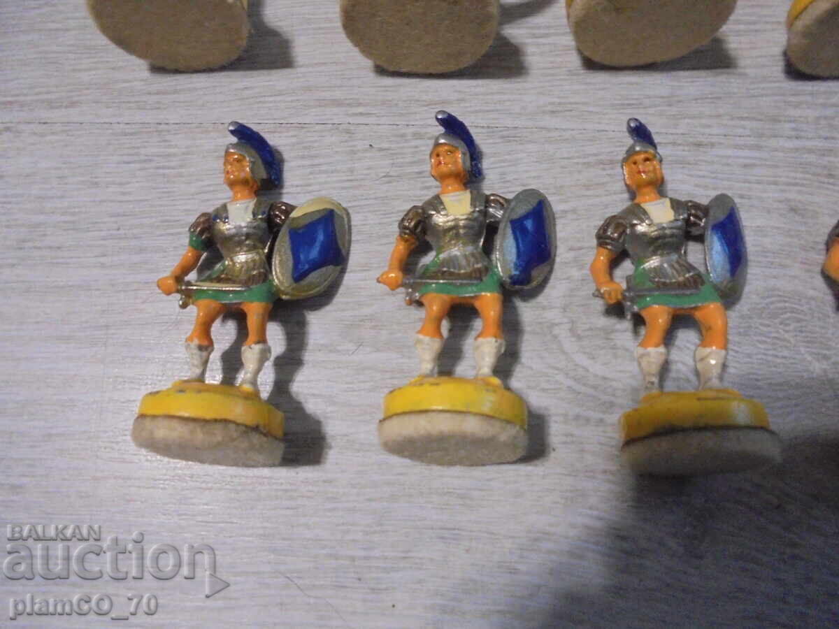 Παράδοση №*8428 Παλιά μεταλλικά ειδώλια – 16 τεμάχια