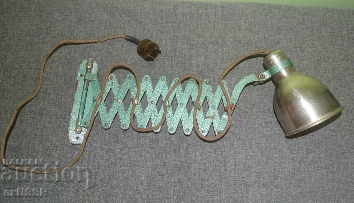 Παλιό σοσιαλιστικό βιομηχανικό φωτιστικό δαπέδου που επεκτείνεται Παλιό σοσιαλιστικό βιομηχανικό φωτιστικό δαπέδου που επεκτείνεται