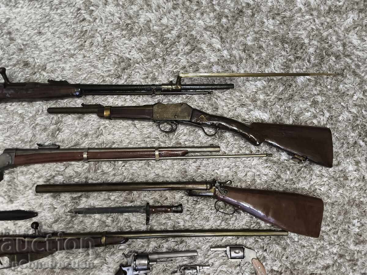 Παράδοση Πιστόλι, τουφέκι, ξιφολόγχες... Σάσπο, Ρέμινγκτον... κ.λπ Παράδοση Πιστόλι, τουφέκι, ξιφολόγχες... Σάσπο, Ρέμινγκτον... κ.λπ