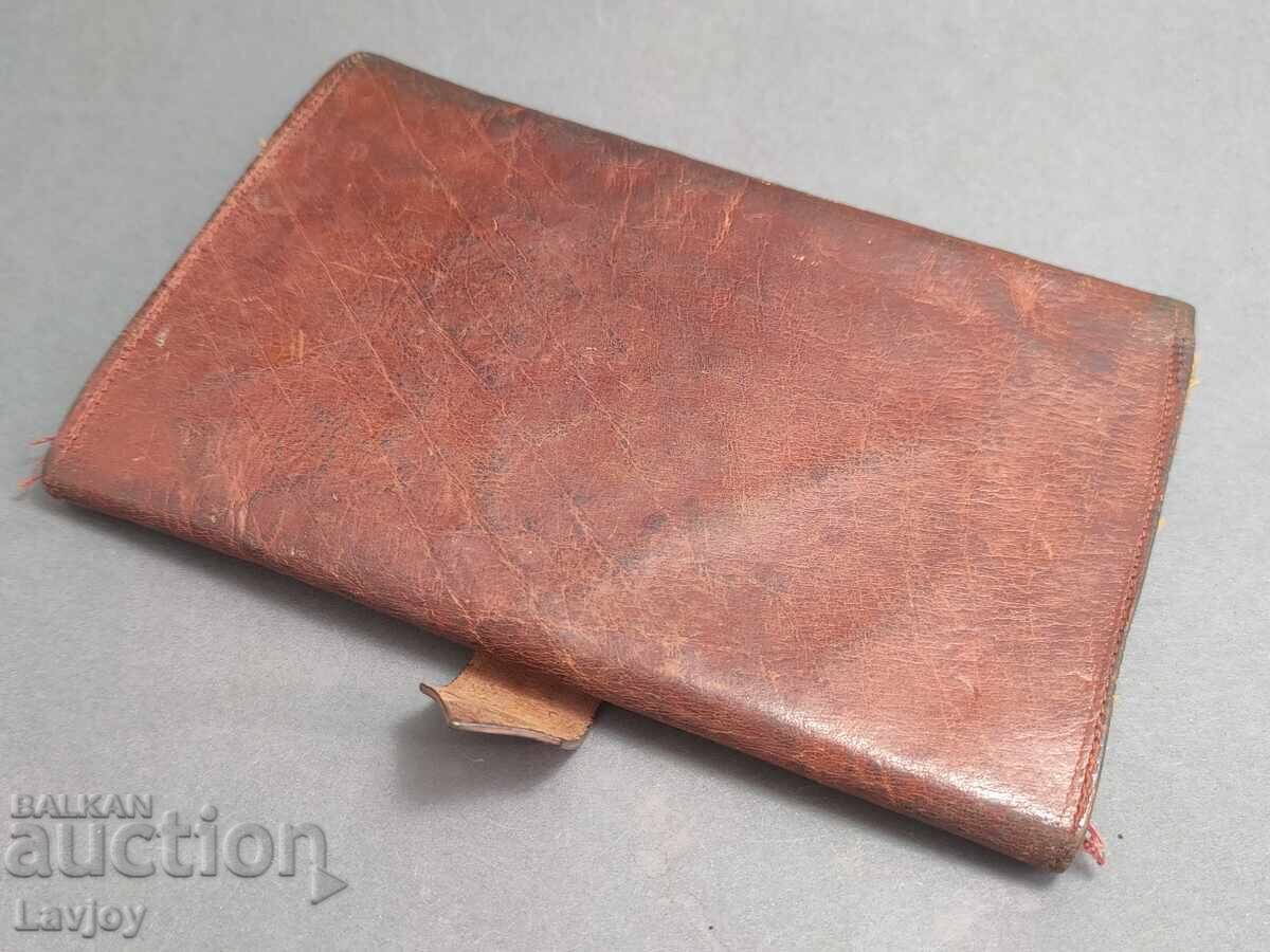 Стар кожен портфейл с цена € 25.00 | 48.90 лв.