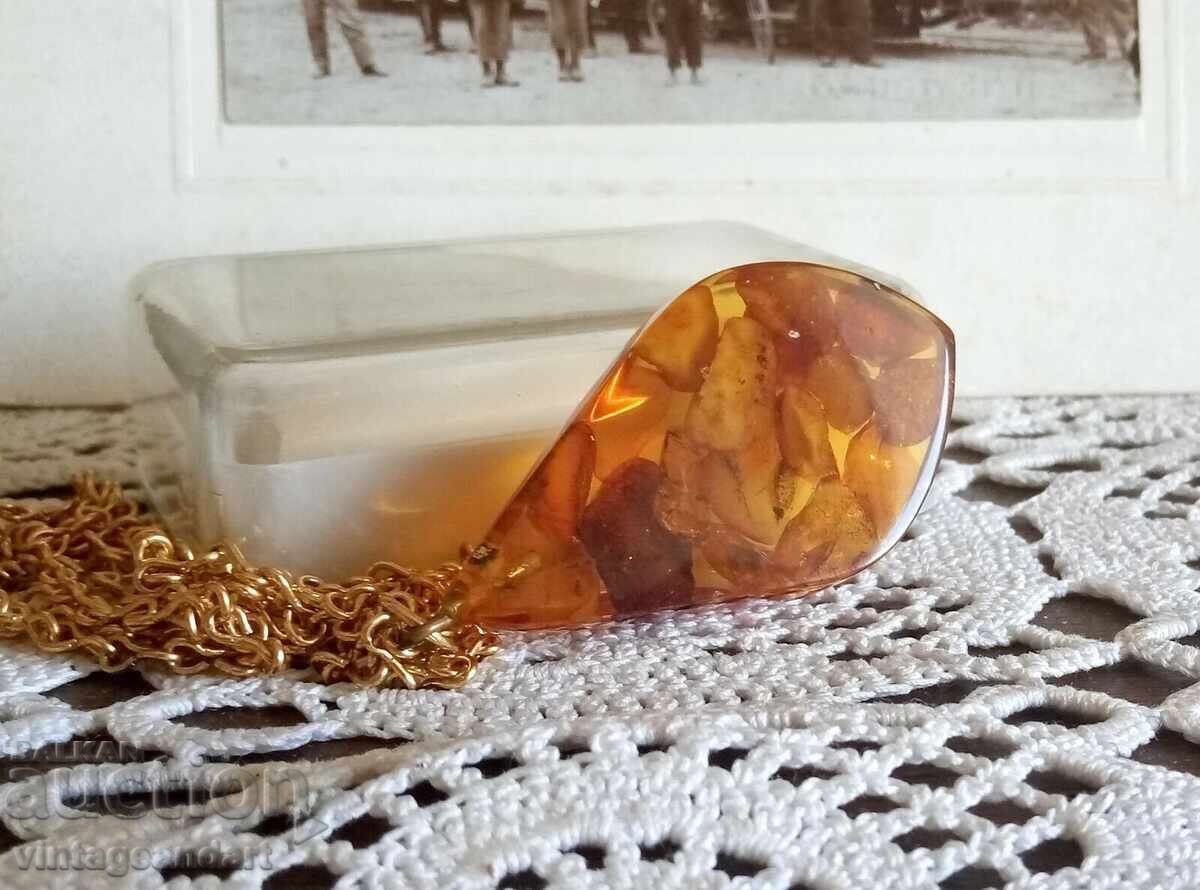 Доставка на Стар гердан, колие, медальон, кехлибар Доставка на Стар гердан, колие, медальон, кехлибар