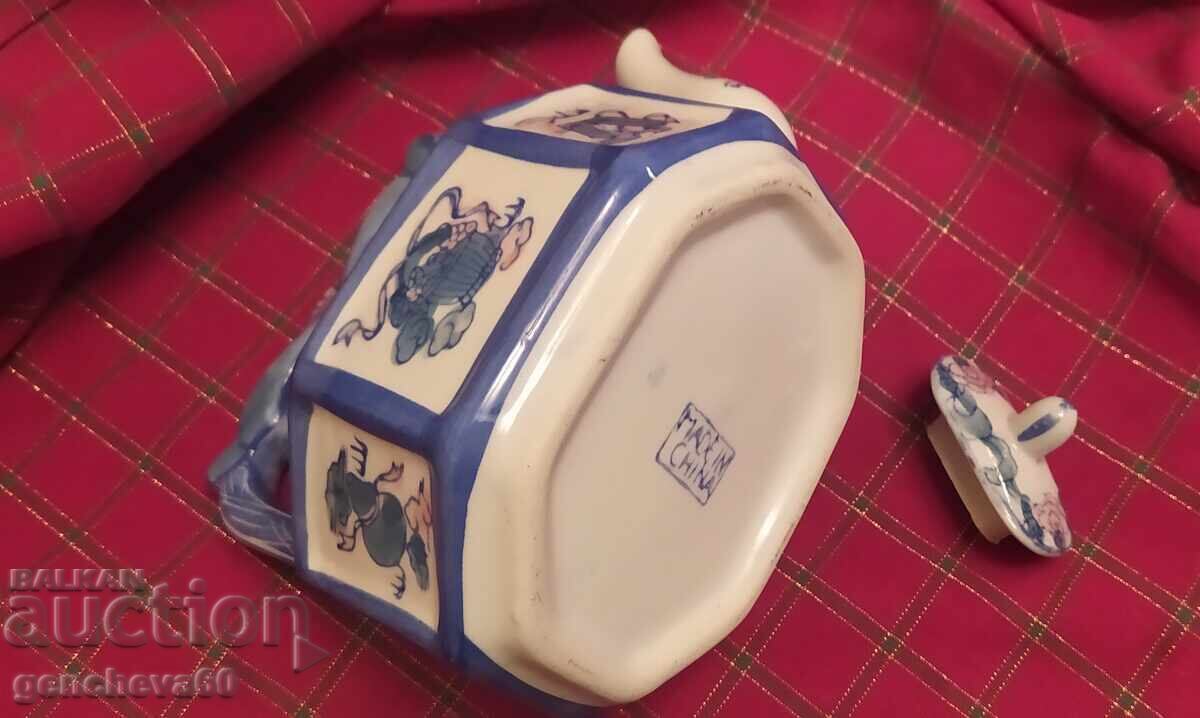 Livrarea Ceainic chinezesc vintage cu design de lotus, crin