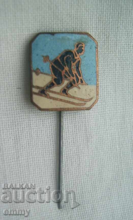 Regatul Bulgariei, insignă veche, semn - schiuri, schior. Email