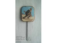 Regatul Bulgariei, insignă veche, semn - schiuri, schior. Email