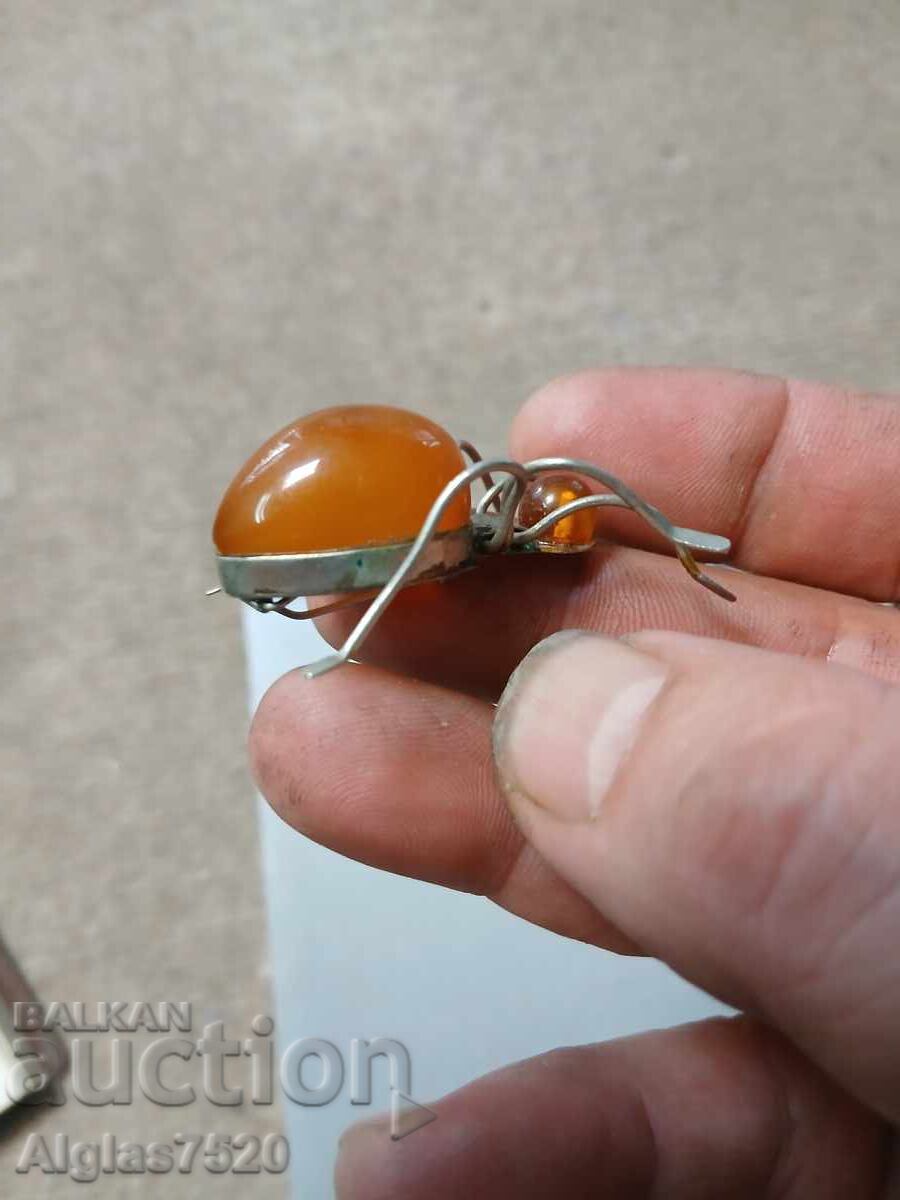 Delivery of Old amber brooch "Spider"