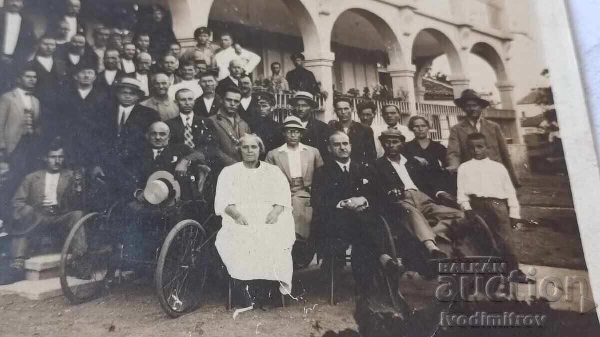 Fotografie Bankya Bărbați femei și băiat în fața sanatoriului 1935 cu preț € 6.36 | 12.44 BGN Fotografie Bankya Bărbați femei și băiat în fața sanatoriului 1935 cu preț € 6.36 | 12.44 BGN
