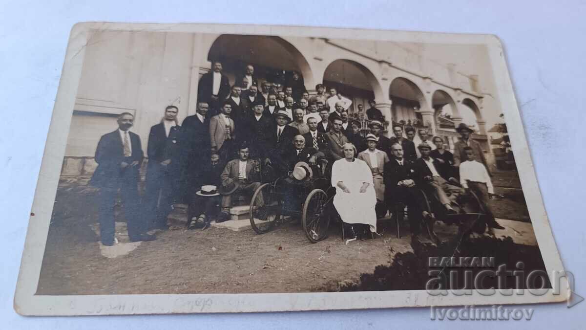 Fotografie Bankya Bărbați femei și băiat în fața sanatoriului 1935 Fotografie Bankya Bărbați femei și băiat în fața sanatoriului 1935