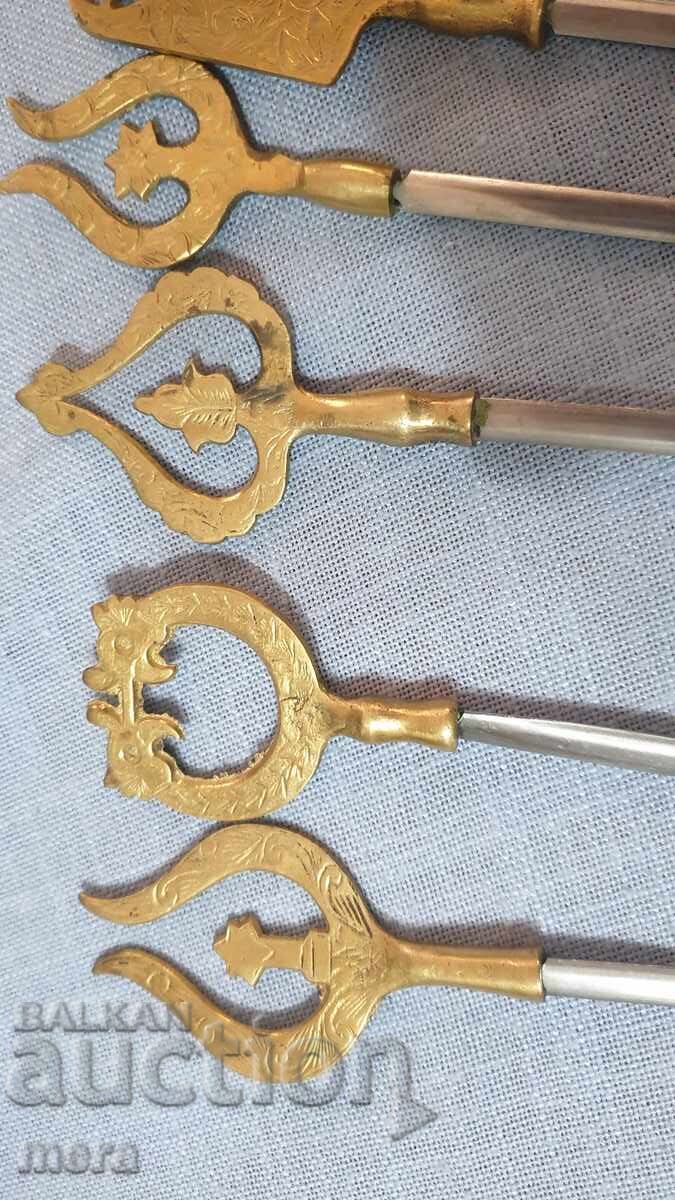 Δημοπρασία Σιδερένια σουβλάκια για μπάρμπεκιου με ορειχάλκινα διακοσμητικά άκρα