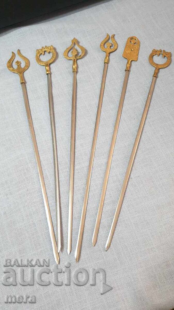 Σιδερένια σουβλάκια για μπάρμπεκιου με ορειχάλκινα διακοσμητικά άκρα