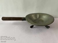 Tigăiță metalică cu mâner de lemn